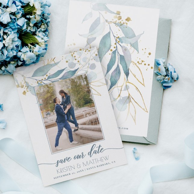 Reserva La Fecha Boda fotográfico elegante de acuarela azul turbio (Dusty blue greenery save the date with an engagement photo and gold accents.)