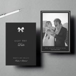 Reserva La Fecha Boda fotográfico minimalista de cinta blanca de do<br><div class="desc">Sorprenda a sus seres queridos con esta ultra elegante tarjeta Save the Date,  que incluye una proa blanca color de agua y detalles editables. Personalizar fácilmente haciendo clic en la opción "personalizar".</div>