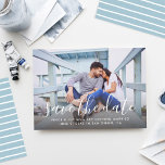 Reserva La Fecha Boda manuscrito moderno foto azul<br><div class="desc">Anuncie a su boda con estilo con estas tarjetas modernas, guarde las tarjetas de anuncio de fecha que incluyen su foto de compromiso con un hermoso diseño de sobreposición de guiones que es elegante pero lúdico. Incluye un texto personalizado moderno que se puede personalizar en el frente con todos los...</div>