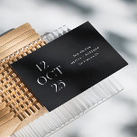 Reserva La Fecha Boda Minimalista Negra | Foto de Tipografía Modern<br><div class="desc">Haz una declaración inicial segura sobre el estilo de tu boda con esta tarjeta minimalista negra de "Save the Date". La parte delantera presenta una composición de fecha en negrita con tipografía refinada, mientras que la parte trasera centra una foto completa para un toque personal y atemporal. La paleta monocroma...</div>