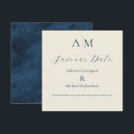 Reserva La Fecha Boda moderna con monograma ecru azul<br><div class="desc">Hermosos monogramas de la novia y el novio en la parte superior de esta hermosa tarjeta de Save the Date de boda. Fondo ecru con fuente azul profundo para coordinar con la parte posterior azul desgastada de esta elegante invitación. Absolutamente impresionante.</div>