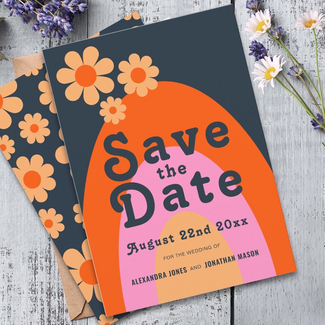 Reserva La Fecha Boda Moderna Retro de los 70 con Daisy (Modern retro daisy arch wedding save the date with groovy 70s vintage typography )