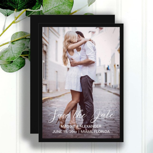 Reserva La Fecha Boda moderno escrito a mano Foto de negro (Elegant black wedding save the date photo card.  )