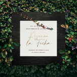 Reserva La Fecha Boda moderno Reserva la noche de oro crema<br><div class="desc">Moderna y elegante tipografía boda atrevido Reserva la tarjeta. Con una tipografía moderna y elegante y un diseño de rayas hacia atrás. Los colores se pueden personalizar. Texto moderno y elegante del guión del efecto oro.</div>