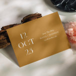 Reserva La Fecha Boda Otoño Marrón Mostaza | Foto Otoñal Rústica<br><div class="desc">Comparte la fecha de tu boda con un carácter moderno y cálido utilizando esta tarjeta minimalista de "Save the Date" en marrón mostaza. El diseño de fecha en estilo editorial en negrita crea una apariencia limpia y enfocada en el diseño en la parte frontal, mientras que en la parte posterior...</div>