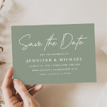 Reserva La Fecha Boda Verde Sage Script Casual<br><div class="desc">Simplemente guarde la tarjeta de fecha con "Save the Date" en un guión manuscrito blanco con un fondo verde sabio. Personalice el moderno guardar la tarjeta de fecha agregando sus nombres, fecha de boda, ubicación de boda, sitio web de boda, etc. El minimalista guarda la tarjeta de fecha se invierte...</div>