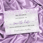 Reserva La Fecha Boda violeta de plata brillante elegante<br><div class="desc">Un fondo moderno de imitación plateada decorado con purpurina falso violeta,  chispas y un vestido. Personalice y agregue una fecha y nombres. El texto: Save the Date se escribe con un gran guión de estilo escrito a mano.</div>