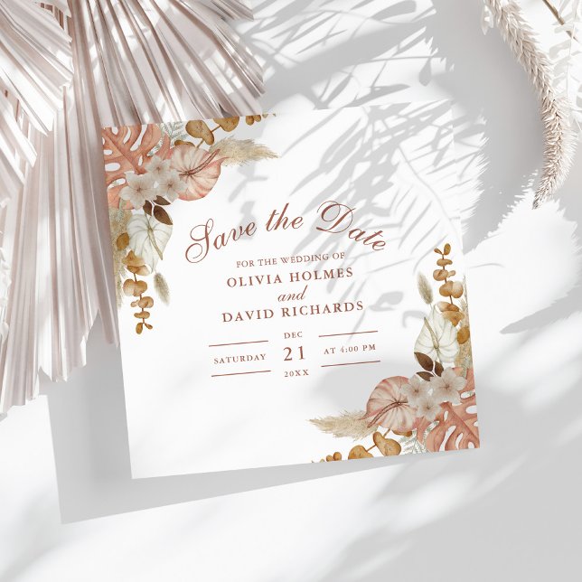 Reserva La Fecha Boho Floral Hierba de Pampas Boda Save the Date (Boho Floral Pampas Grass Wedding Save the Date on a sunny white table with neutral dry palm leaf.)