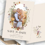 Reserva La Fecha Boho Floral Save The Date<br><div class="desc">Boho Floral Salva La Fecha. Esta elegante y elegante invitación de boda, con excepción de la última, cuenta con hermosas flores silvestres de acuarela pintadas a mano dispuestas como una hermosa corona con una foto de compromiso para personalizar. En la parte trasera hay un bonito ramo de coordinación con el...</div>