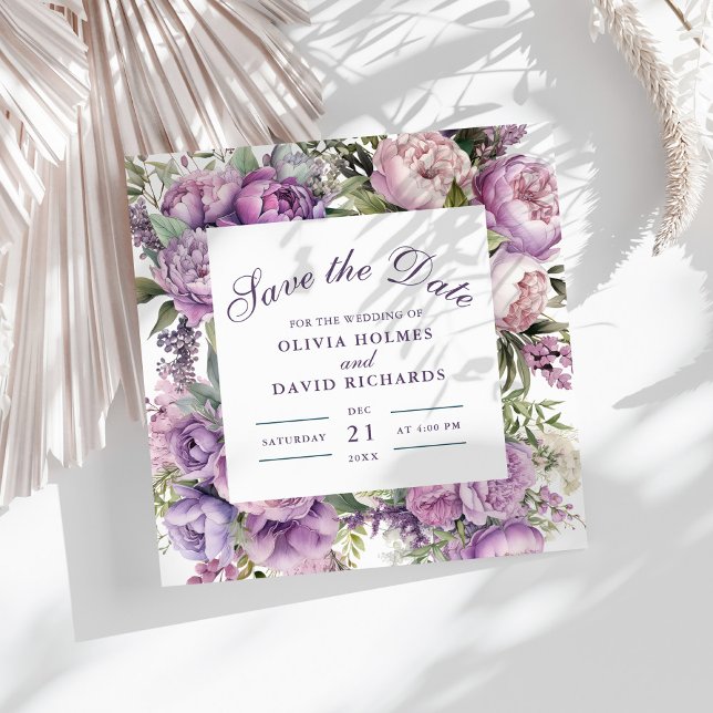 Reserva La Fecha Boho Lila Floral Boda Guardar la Fecha (Boho Lilac Floral Wedding Save the Date on a sunny white table with dry palm leaf.)