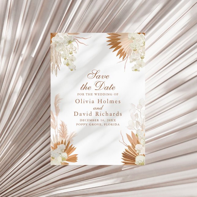 Reserva La Fecha Boho Terracotta Pampas Grass Floral Salva la Fecha (Boho Terracotta Pampas Grass Floral Wedding Save The Date on a sunny neutral dry palm leaf.)