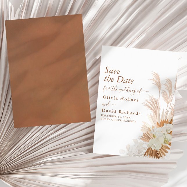 Reserva La Fecha Boho Terracotta Pampas Hierba de la Pampa Orquídea (Boho Terracotta Pampas Grass and Orchids Wedding Save The Date on a sunny neutral dry palm leaf.)