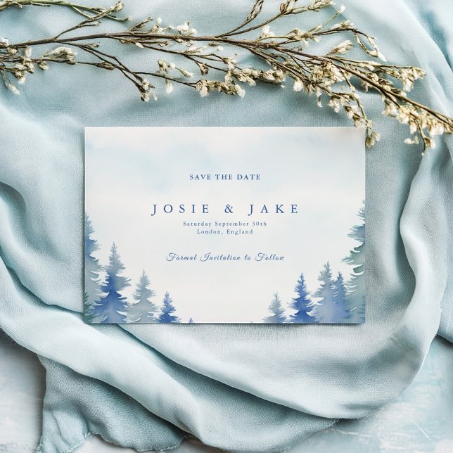 Reserva La Fecha Bonito boda de pinos de invierno salva la fecha (Winter forest soft blue and green pine trees wedding save the date card)