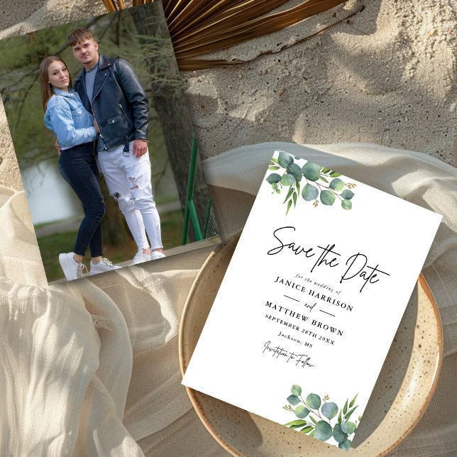 Reserva La Fecha Bosque de eucalipto salvia Foto boda (Sage eucalyptus photo save the date blends woodland charm with your story to announce your wedding.)
