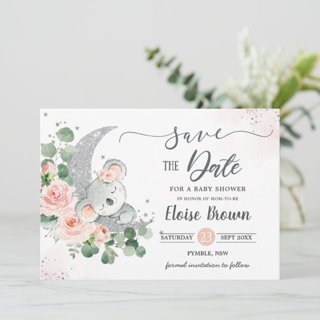 Reserva La Fecha Brillante bebé Koala Crescent Moon Rubor Floral (Anverso de pie)