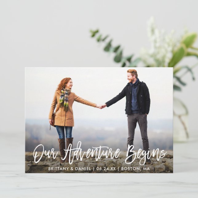 Reserva La Fecha Brussel Script Adventure Save the Date Photo Card (Anverso de pie)