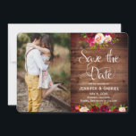 Reserva La Fecha Burgundy Floral Barn Madera Save the Date Foto<br><div class="desc">Bohemian Burgundy Marsala Floral,  Barn Madera Save the Date tarjeta de foto. Bohemian burgundy,  marsala,  rosas rosadas acuarela,  arreglo floral botánico de boda con hojas verdes sobre fondo de madera de granero marrón. Característica tipografía manuscrita elegante diseño „Save the Date”. Elección perfecta para bodas de otoño o invierno. #3335</div>