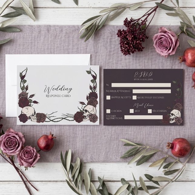 Reserva La Fecha Calavera Floral Gris Oscuro RSVP de Boda (Hand-drawn gothic ink skull and rose wedding rsvp response card in silver gray and dark plum)