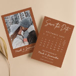 Reserva La Fecha Calendario de Fotos Minimalista Naranja Quemado Mo<br><div class="desc">Calendario de Fotos Minimalista Naranja Quemado Moderno Boho Guarde la Fecha. Personalice fácilmente reemplazando cada información. Por favor,  suba una foto vertical/retrato. Mueva el círculo haciendo clic en Personalizar más. Asegúrese de revisar la vista previa antes de agregar al carrito. (Foto de muestra de Mikhail Nilov de Pexels)</div>