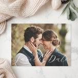 Reserva La Fecha Caligrafía caprichosa foto boda guardar la fecha<br><div class="desc">Presente su día de boda con nuestra Caligrafía caprichosa foto boda guardar la fecha. Este diseño presenta un guión escrito a mano aireado que añade un toque de elegancia a su anuncio. Simplemente cargue su foto y edite los campos de texto para personalizar sus nombres y detalles de la boda...</div>