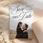 Reserva La Fecha Caligrafía de esgrima clásica<br><div class="desc">Este estilo clásico y tradicional ahorra la fecha con una tarjeta de foto-marcador es ideal para parejas que aman una estética tradicional. El frente viene con las palabras "salven nuestra fecha", escritas en un tipo de caligrafía romántico, clásico y oscilante. El color de fondo de la parte posterior de la...</div>