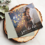 Reserva La Fecha Caligrafía moderna foto boda<br><div class="desc">Anuncio de boda con caligrafía moderna con cola de floritura y su foto favorita,  aviso de fecha de guardado.</div>