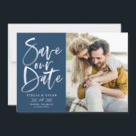 Reserva La Fecha Calligrafía de pincel de color azul<br><div class="desc">Calligrafía de pincel de color azul Foto Guardar nuestra tarjeta de fecha | Anunciar a la familia y amigos la fecha de su boda con este personalizable guardar la tarjeta plana de fecha. Presenta una caligrafía moderna con letras a mano sobre un fondo azul marino. Esta elegante foto permite guardar...</div>