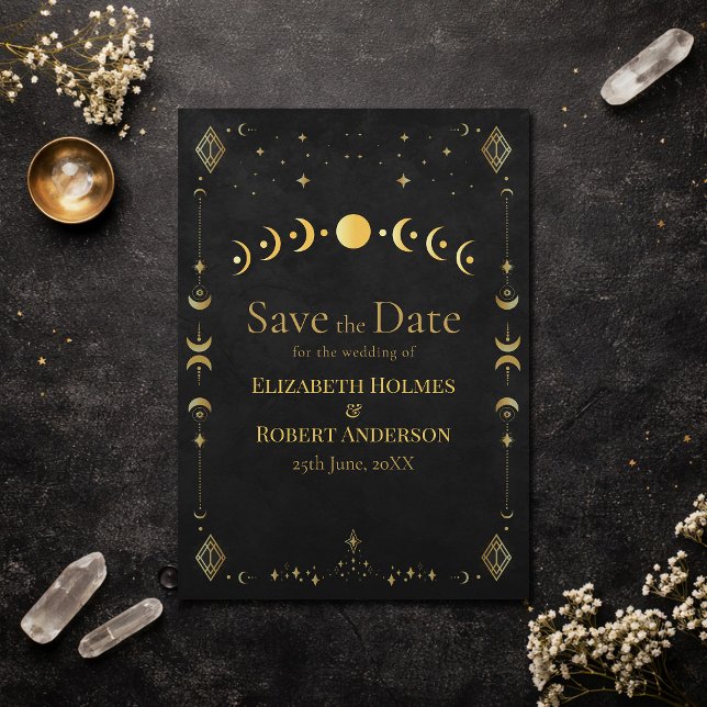 Reserva La Fecha Celestial Gothic Black and Gold Save the Date Card (Celestial Gothic Black and Gold Save the Date Card on an elegant dark table with dry flowers)