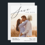Reserva La Fecha Ceremonia de Boda con Guión Moderno, Celebración d<br><div class="desc">Guarde Nuestro Día. Este Guión Moderno, la Tarjeta de Guardar la Fecha de la Foto de la Pareja Feliz, es perfecto para el anuncio de celebración de su boda en su día especial. Esta invitación para guardar la fecha presenta una foto, y puede modificar fácilmente los detalles del anuncio de...</div>