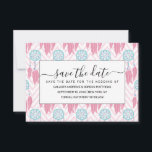 Reserva La Fecha Chevron Bohemia Verde azulada con guijarros rosado<br><div class="desc">Este bonito y dulce patrón bohemio es perfecto para la mujer moderna y elegante. Cuenta con dibujos a mano verde azulados verdes, azul perenne y rosados de chapa negra, cuentas y dibujos de ilustracion de plumas encima de un fondo de zigzag rosa y blanco de chevron rosa de color rosa...</div>