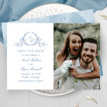 Reserva La Fecha Clásico, Foto Boda Azul Monograma Guardar La Fecha<br><div class="desc">Anunciar la fecha de su boda con esta boda impactante salve la tarjeta de fecha con dos secciones en la parte delantera, a la izquierda exquisita monografía botánica dibujada a mano enmarcando elegantemente las iniciales de parejas en tonos azules con sus nombres y datos de fecha y ubicación de boda...</div>
