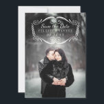 Reserva La Fecha Clásico Moderno Atemporal | Foto Guardar la Fecha<br><div class="desc">Un marco de espiral dibujado a mano añade un toque atemporal a estos elegantes Guardar la Fecha. Plantillas de texto en la parte posterior de la tarjeta para información adicional de Guardar la Fecha. El fondo y el texto en la parte posterior se pueden personalizar a cualquier color que desee....</div>