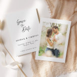 Reserva La Fecha Clásico simple en blanco y negro | Boda<br><div class="desc">Un sencillo blanco y negro clásico salva la invitación del boda de fotos de fecha. De este modo, la tarjeta de fecha incluye un texto de guión elegante con un sencillo tema en blanco y negro y una foto en la parte posterior. Personalizar el texto con todos los detalles de...</div>