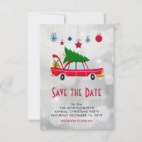Coche rojo retro que lleva un árbol de Navidad