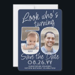 Reserva La Fecha Colores DIY ・ Ver Quién es la fiesta de los 50 cum<br><div class="desc">¡Mira quién cumple 50 años! Invitar a la familia y amigos a una próxima celebración de 50 años con una elegante foto personalizado guardar las invitaciones de la fiesta de citas. Las imágenes y la redacción de esta plantilla son fáciles de personalizar. Los colores azul marino y blanco para el...</div>