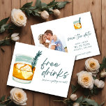 Reserva La Fecha Craft Cocktail Funny Free Bebe Photo Boda<br><div class="desc">Una boda divertida salva las fechas para la pareja que no puede esperar a celebrar con su familia y amigos en su boda. El diseño de cóctel de artesanía de bebidas gratis (¡y nos vamos a casar!) salva las fechas. Añade los detalles de su boda y la foto al dorso...</div>