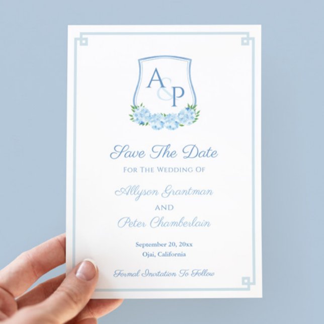Reserva La Fecha Crest de boda monograma botánico azul acuarela (Save The Date Card design featuring a watercolor blue hydrangea crest, greek key border and backer)