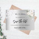 Reserva La Fecha Cumpleaños de flores blancas plateadas<br><div class="desc">Un moderno y elegante Save the Date para una fiesta de cumpleaños número 50. Un fondo falso plateado,  decorado con flores blancas y encaje blanco. Personalice y agregue una fecha y un nombre. El texto: Save the Date se escribe con un gran guión de estilo escrito a mano.</div>