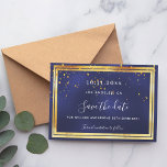 Reserva La Fecha Cumpleaños del confetti de oro azul marino<br><div class="desc">Una tarjeta Save the Date para una fiesta de cumpleaños número 50 (o cualquier edad). Un fondo azul marino. El color azul es desigual. Decorada con confeti dorado. El texto: Save the Date se escribe con un gran guión de estilo escrito a mano.</div>