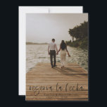 Reserva La Fecha De La Invitación A La Foto Modern<br><div class="desc">Esta moderna boda fotográfica, salvo la tarjeta plana de fecha, tiene un diseño cálido y minimalista. La parte frontal muestra un texto de guión animado sobre sus nombres y fecha. En la parte trasera, hemos definido el fondo como transparente, de manera que el color del papel sirva como el color...</div>