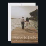 Reserva La Fecha De La Invitación A La Foto Modern<br><div class="desc">Esta moderna boda fotográfica, salvo la tarjeta plana de fecha, tiene un diseño cálido y minimalista. La parte frontal muestra un texto de guión animado sobre sus nombres y fecha. En la parte trasera, hemos definido el fondo como transparente, de manera que el color del papel sirva como el color...</div>