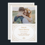 Reserva La Fecha Deco Moderno | Elegante Foto en Dorado y Blanco<br><div class="desc">Estas glamorosas tarjetas de 'save the date' para boda presentan un giro moderno en el clásico art déco. Un marco geométrico ornamentado con aspecto dorado falso y ornamentación decoran un elegante fondo blanco con tu foto personal favorita para un look dramático y vintage de boda.</div>
