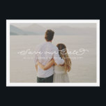 Reserva La Fecha Delicar amor Guardar la superposición del Boda de<br><div class="desc">¡Felicitaciones por tu compromiso! ¡Guardar los anuncios de la fecha es el primer gran paso en el proceso de planificación del boda! Recuerde, no olvide que su anuncio de fecha marcará el tono de su gran día, asegúrese de impresionar a los huéspedes con un diseño inolvidable y un vistazo a...</div>