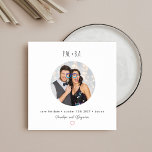 Reserva La Fecha Disposición de fotos circular cuadrada divertida d<br><div class="desc">Empieza tu celebración con esta lúdica y elegante tarjeta Save the Date que incluye un diseño de fotos circular, iniciales de monogramas y tipografía moderna. Perfecto para las parejas amantes de la diversión que quieren que su personalidad brille, este diseño imita un momento fotográfico con un formato cuadrado limpio y...</div>