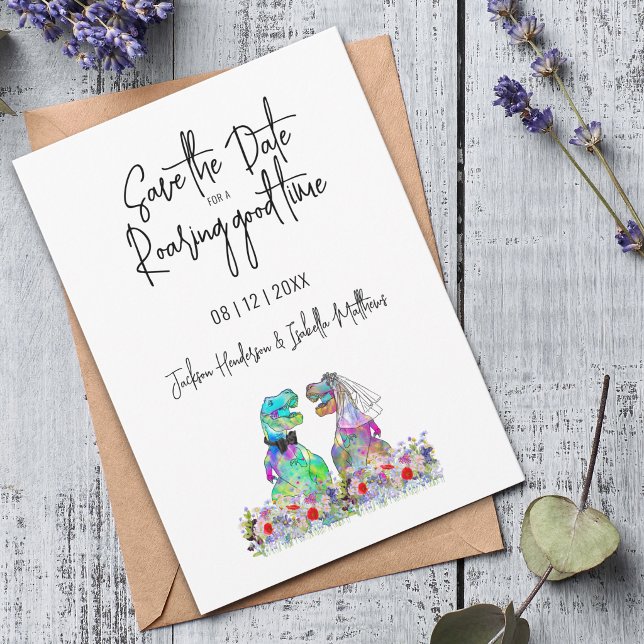 Reserva La Fecha Divertido Save the Date para una boda de dinosauri (Funny save the date for a roaring good time dinosaur bride and groom wedding Card watercolor florals)