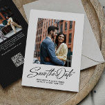 Reserva La Fecha Dos fotos de letra moderna y elegante<br><div class="desc">Este elegante "save the date" presenta un texto con estilo retro "guardar la fecha" debajo de una sola foto sobre un fondo beige junto con un texto personalizado simple. La parte trasera de este moderno "save the date" tiene una franja negra coordinada junto con una foto horizontal, espacio para un...</div>