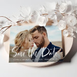 Reserva La Fecha Dos fotos | Guión moderno Guardar la fecha<br><div class="desc">Esta caprichosa y elegante tarjeta de fecha guarda dos de tus fotos personales favoritas,  con el moderno guión escrito a mano en blanco. Un estilo sencillo y moderno que se adapta perfectamente a tu estilo.</div>