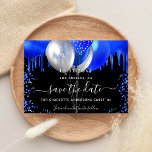 Reserva La Fecha Dulce 16 globos azules reales negros<br><div class="desc">Un fondo negro decorado con goteos azules reales,  confetti y globos. Personalice y agregue una fecha y un nombre/edad. El texto: Save the Date se escribe con un gran guión de estilo escrito a mano.</div>