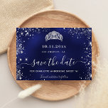 Reserva La Fecha Dulce 16 tiara, purpurina de plata azul marino<br><div class="desc">Una chica y de moda Salva la tarjeta de fecha para una dulce fiesta de 16 años. Un fondo de color azul marino desigual. Decorada con un polvo falso purpurina de plata y una tiara, corona. El texto: Save the Date se escribe con un gran guión de estilo escrito a...</div>