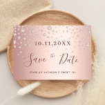 Reserva La Fecha Dulces diamantes de oro de rosa de 16 años<br><div class="desc">Una tarjeta femenina y glamorosa salva la fecha para una dulce fiesta de 16, 16 años. Un fondo de color rosa rosa y rosa de imitación de color metálico adornado con una falsa rociada de diamante de oro rosa. Plantillas para una fecha y su texto. Letras de color oro rosa...</div>